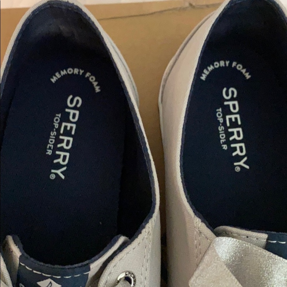 Sperry Topsiders. - Picture 8 of 8